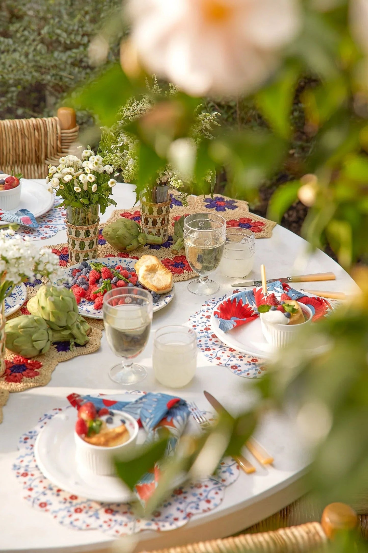 Chemin de table et set de table festonné tissés à la main à motif floral Americana – Payton James x Tuckernuck – Style bohème, fleurs rouges et bleues, raphia naturel