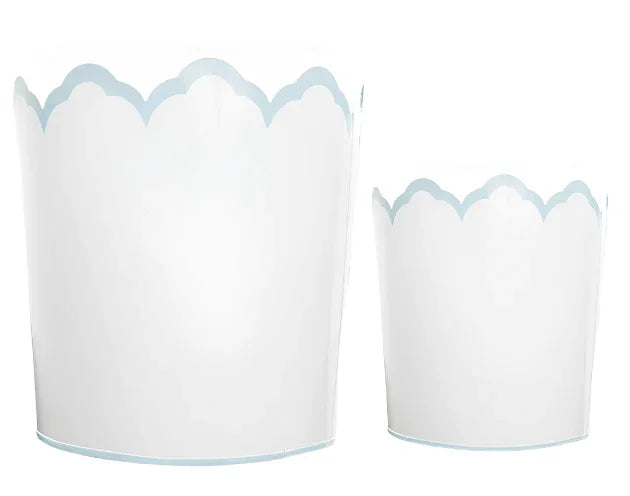 Jardinière et corbeille à papier en seau blanc et bleu pâle à bord festonné