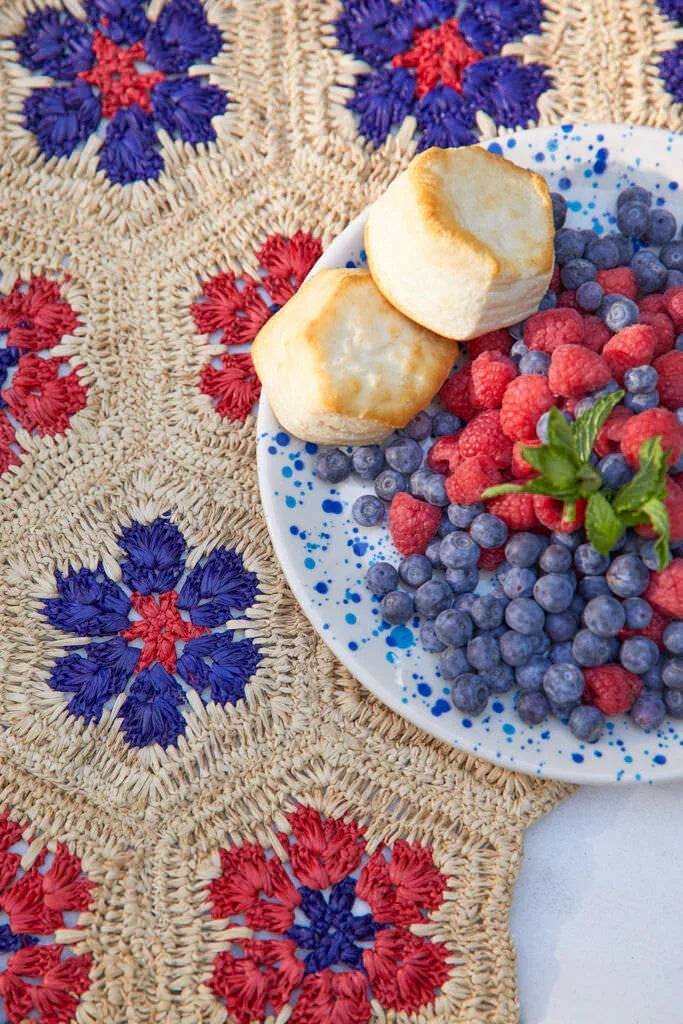 Chemin de table et set de table festonné tissés à la main à motif floral Americana – Payton James x Tuckernuck – Style bohème, fleurs rouges et bleues, raphia naturel