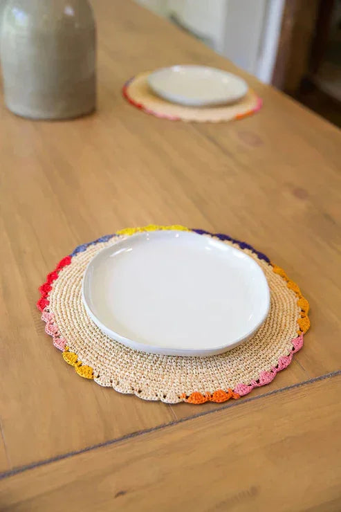 Set de table Aura en raphia, bord coloré