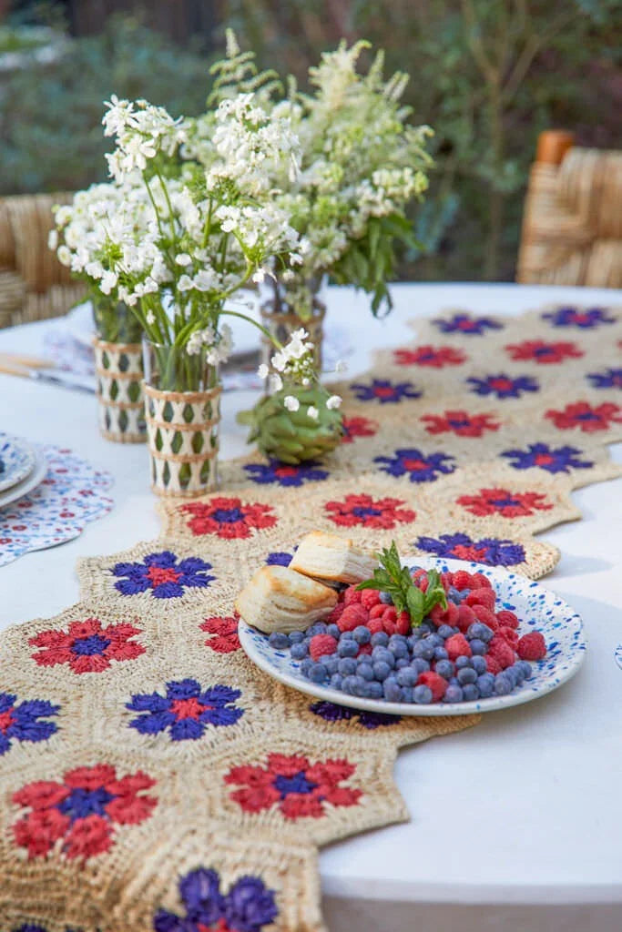 Chemin de table et set de table festonné tissés à la main à motif floral Americana – Payton James x Tuckernuck – Style bohème, fleurs rouges et bleues, raphia naturel