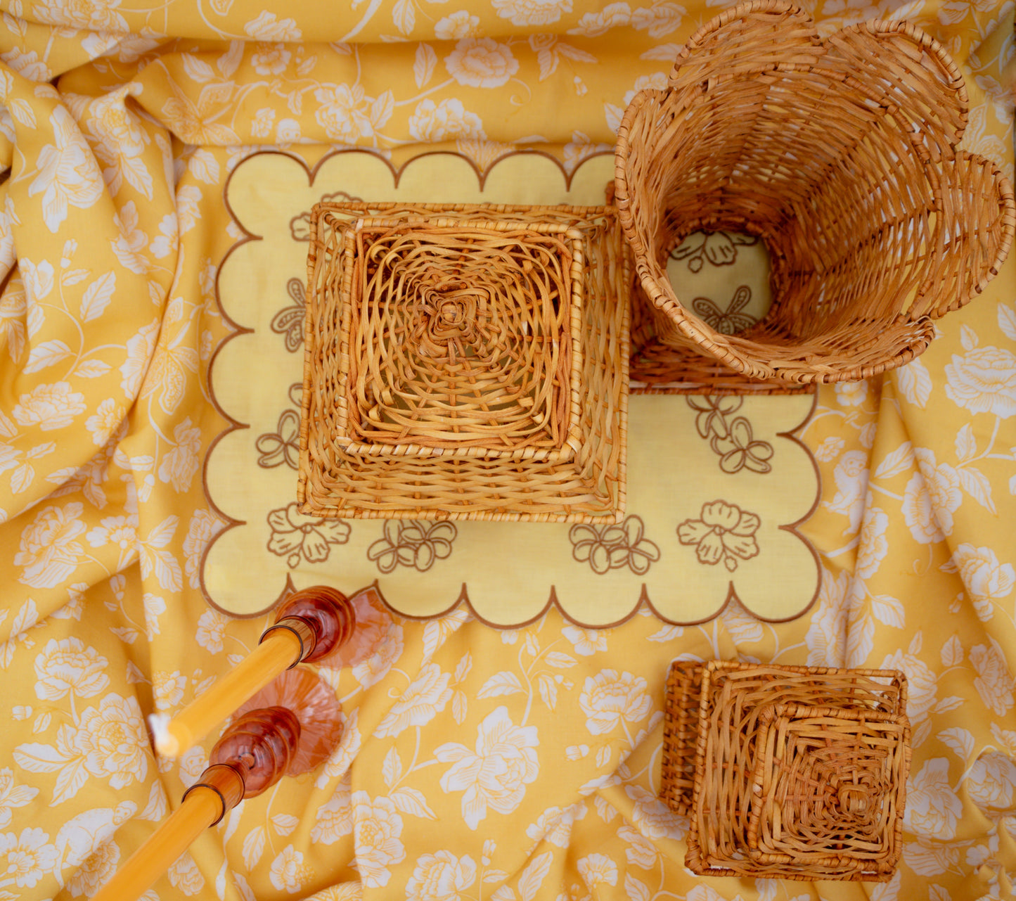 Nappe en lin Marigold Flora Parlour en blanc et moutarde