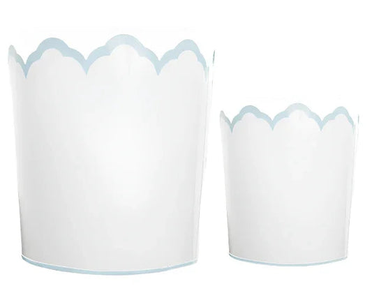 Jardinière et corbeille à papier en seau blanc et bleu pâle à bord festonné